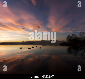 Tramonto sul lago di Varese nella stagione invernale Foto Stock