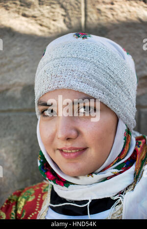 Ragazza iraniana vestito con il vecchio stile abiti tradizionali, kandovan, Iran Foto Stock