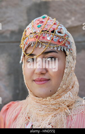 Ragazza iraniana vestito con il vecchio stile abiti tradizionali, kandovan, Iran Foto Stock