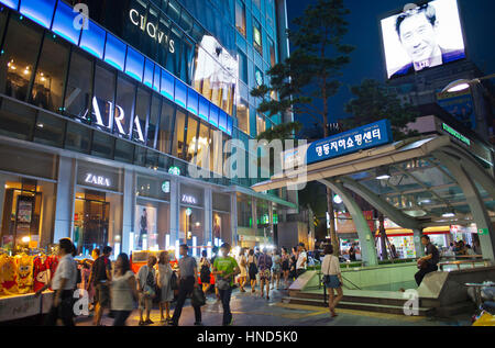 Scena di strada in strada a Myeongdong, a Myeongdong quartiere dello shopping, Seoul, Corea del Sud Foto Stock