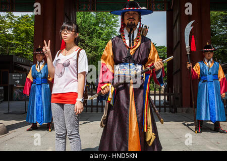 Protezioni cerimoniali e tourist presso il cancello del Palazzo Deoksugung, Seoul, Corea del Sud Foto Stock