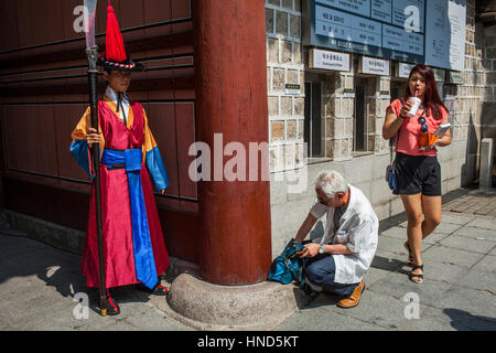 Protezioni cerimoniali e turisti presso il cancello del Palazzo Deoksugung, Seoul, Corea del Sud Foto Stock