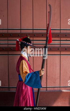 Guardia cerimoniale presso il cancello del Palazzo Deoksugung, Seoul, Corea del Sud Foto Stock