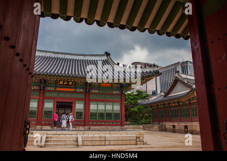 Le donne, i turisti nel Palazzo Deoksugung, Seoul, Corea del Sud Foto Stock