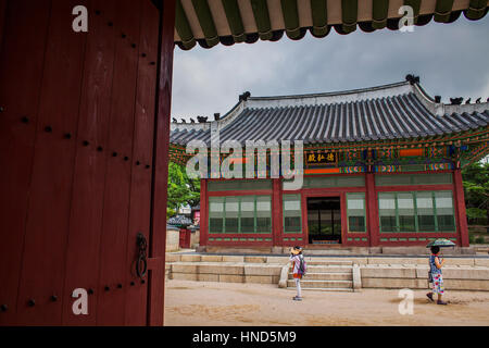 Le donne, i turisti nel Palazzo Deoksugung, Seoul, Corea del Sud Foto Stock