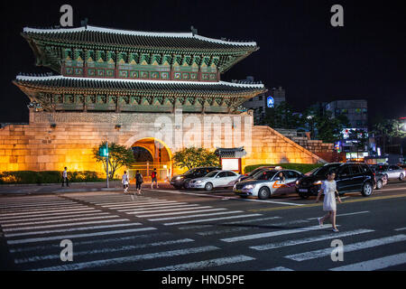 Cityscape, townscape, Dongdaemun gate o gate Heunginjimun, grande porta est, Seoul, Corea del Sud Foto Stock