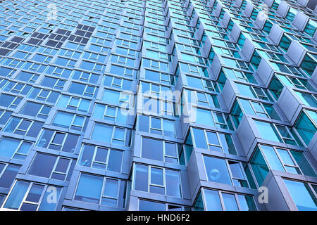 Finestre a baia in una moderna facciata di edificio con le sezioni della finestra di alluminio, essendo inclinato, in una zona residenziale di alta luogo nella città di New York Foto Stock