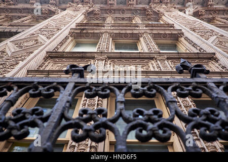 In prossimità di una terra cotta facciata in stile rinascimentale francese con elaborate decorazioni attorno alle finestre di un edificio nella città di New York Foto Stock