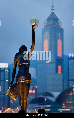 Premio Film statua a Avenue of Stars. In background Central Plaza edificio,Hong Kong, Cina Foto Stock