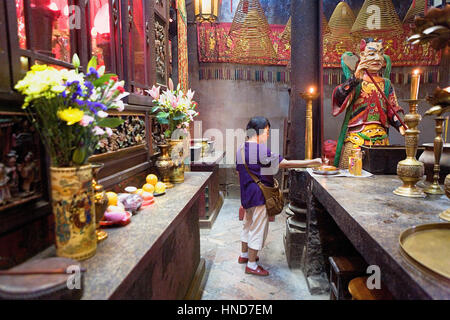 Il Tempio di Tin Hau. Devoto ad offrire incenso .Causeway Bay,Hong Kong, Cina Foto Stock