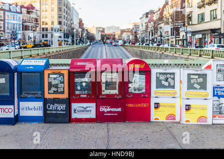 Washington DC, Stati Uniti d'America - 5 Febbraio 2017: edicole distributori automatici su Dupont Circle Foto Stock