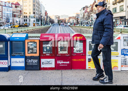 Washington DC, Stati Uniti d'America - 5 Febbraio 2017: edicole distributori automatici su Dupont Circle con persona Foto Stock