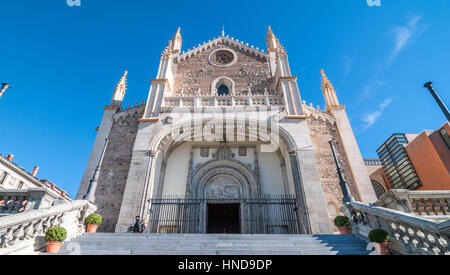 Luminose, cielo blu, il sole sulla bella pietra vecchia e la cattedrale di muratura. Le fasi che portano alla lancia con punta di cancelli in ferro battuto nella parte anteriore. Foto Stock