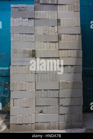 Impilamento con blocchi in senso verticale in prossimità della parete blu fotografia scattata a Bogor Indonesia Foto Stock