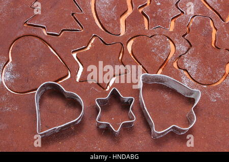 Cookie cutter a forma di cuore e stella, impasto per biscotti di Natale e pan di zenzero, concetto di cottura Foto Stock