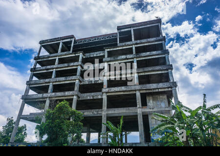 Un edificio abbandonato Costruzione con alberi di banana e bellissimo cielo come sfondo foto scattata a Bogor Indonesia Foto Stock