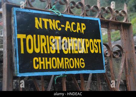 Turismo a Checkpoint Chomrong il gateway per il santuario di Annapurna Himalaya,, Nepal, Asia. Foto Stock