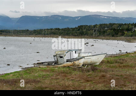 Grose Morne Long Range montagne con abbandonato barche da pesca, Parson's Pond, Terranova Foto Stock