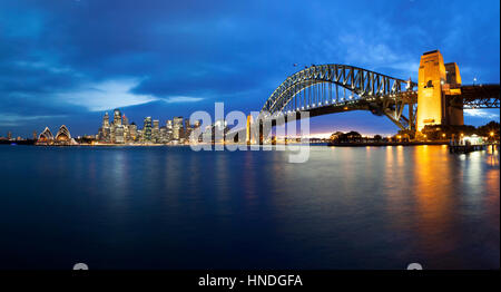 Sydney Opera House e Harbour Bridge al tramonto, Sydney, Australia Foto Stock