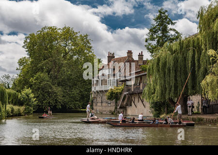 Punting sul fiume Cam in Cambridge in durante l'inglese estate Foto Stock