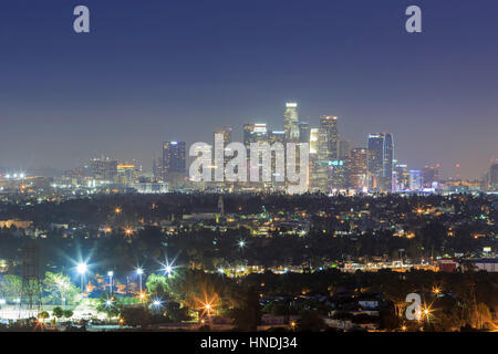 Vista notturna di Los Angeles skyline del centro da Baldwin Hills Scenic si affacciano Foto Stock