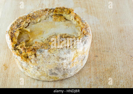 La forma di formaggio a pasta dura di una crosta bloomy latte di capra, il gelo crosta, di trattamento attraverso un apposito stampo del genere Penicillium, come Penicillium camemb Foto Stock