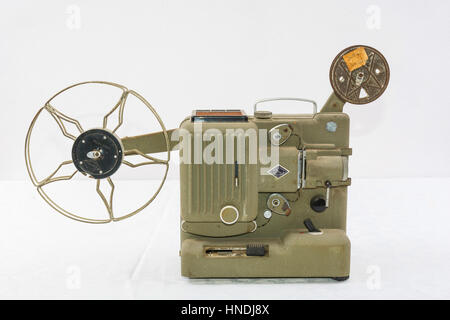 Il vecchio proiettore cinematografico. Progetti, un fotogramma impresso su pellicola, e attraverso una lente si concentra la risultante immagine su uno schermo. Foto Stock
