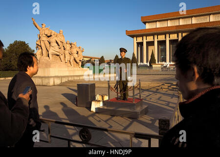 Persone e soldato davanti di Mao Zedong il Mausoleo, in piazza Tiananmen,Beijing, Cina Foto Stock