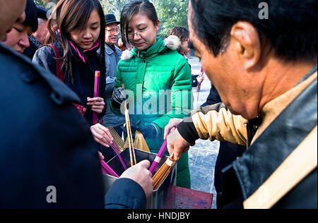 Pregate, pregando, offrendo i credenti brucia incenso alla Yong he Gong tempio lama,Beijing, Cina Foto Stock