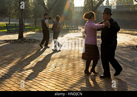 La gente ballare, nel Tempio del Paradiso Park,Beijing, Cina Foto Stock