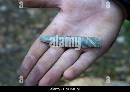 Antico in pietra il coltello sul palm, Russia Foto Stock