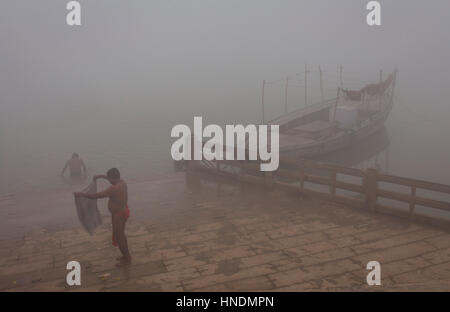 Panorama, panoramica, pellegrini Indù prendere un bagno santo, nel fiume Gange, Varanasi, Uttar Pradesh, India. Foto Stock