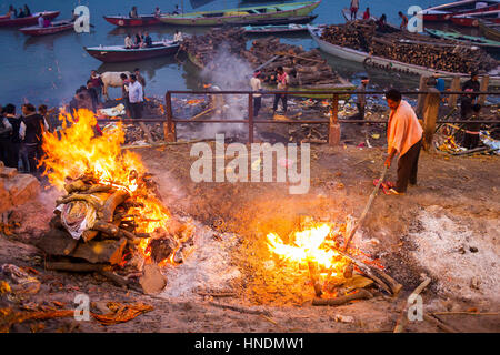 Cremazione dei corpi in Manikarnika Ghat, la masterizzazione di Ghat, sulle rive del fiume Gange, Varanasi, Uttar Pradesh, India. Foto Stock