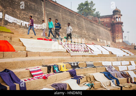 Per inciso la gente e l'asciugatura di biancheria, Dasaswamedh Ghat, nel fiume Gange, Varanasi, Uttar Pradesh, India. Foto Stock