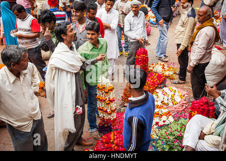 Gli uomini di contrattare. Il mercato dei fiori,Varanasi, Uttar Pradesh, India Foto Stock