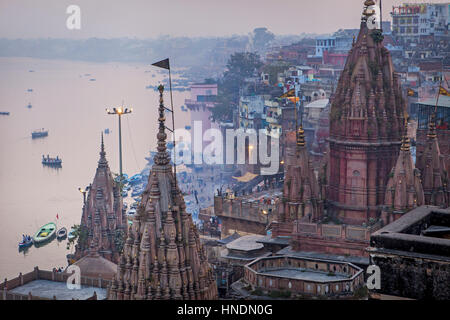 Panorama, panoramica, paesaggio, il tetto di Manikarnika ghat e vista generale dei ghats tetti, nel fiume Gange, Varanasi, Uttar Pradesh, India. Foto Stock