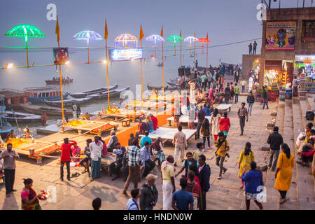 Dashashwamedh ghat (principale ghat), nel fiume Gange, Varanasi, Uttar Pradesh, India. Foto Stock
