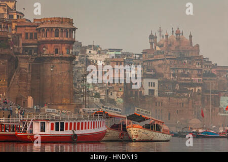 Panorama, panoramica, vista di Bhonsale Ghat e Ram Ghat con grande moschea di Aurangzeb, nel fiume Gange, Varanasi, Uttar Pradesh, India. Foto Stock