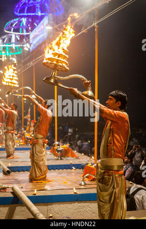 Ogni notte Nightly puja sui Ghat Dashaswamedh, Varanasi, Uttar Pradesh, India Foto Stock