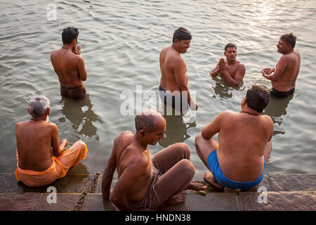 Pellegrini di pregare e di balneazione nel ghats del fiume Gange, Varanasi, Uttar Pradesh, India. Foto Stock