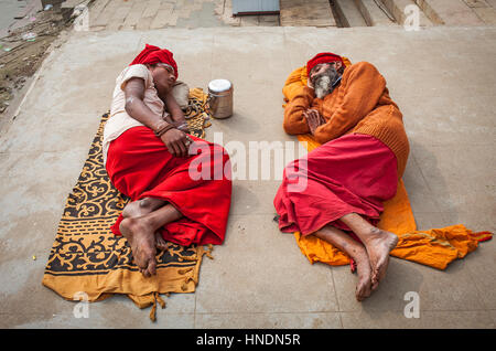 Sadhus dormendo, nel ghats del fiume Gange, Varanasi, Uttar Pradesh, India. Foto Stock