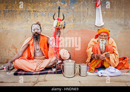 Sadhus Pregando e chiedendo l elemosina, nel ghats del fiume Gange, Varanasi, Uttar Pradesh, India. Foto Stock
