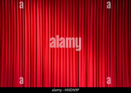 Red sipario di un palcoscenico con macchie di luce Foto Stock
