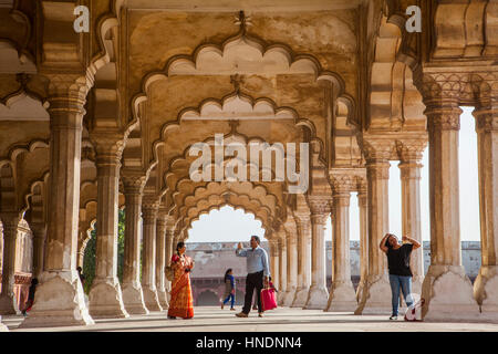 Visitatori, Diwan sto (Hall di pubblico), al Forte di Agra, sito Patrimonio Mondiale dell'UNESCO, Agra, India Foto Stock