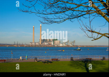 Loking verso la centrale elettrica di tilbury dalla prom a gravesend., con la vecchia centrale elettrica di Tilbury sullo sfondo, (demolita nel 2019) Foto Stock