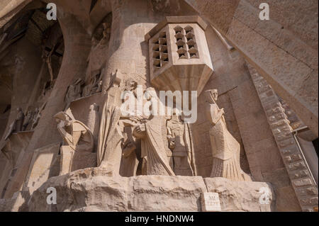 Esterno particolare della chiesa la Sagrada Familia disegnata da Antoni Gaudí a Barcellona Foto Stock