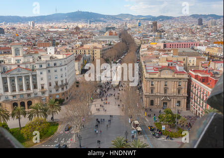 Viste della città diffusa dalla sommità di questo ornato 1888 colonne corinzie sormontate da Columbus' statua. Ricerca di La Rambla Foto Stock