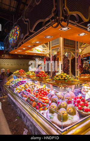 Frutta e Vegtable si spegne al Mercado de La Boqueria in La Rambla barcelona Foto Stock