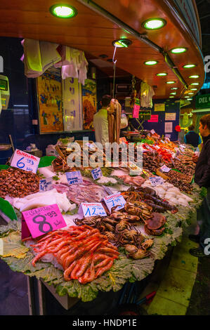 Frutta e Vegtable si spegne al Mercado de La Boqueria in La Rambla barcelona Foto Stock