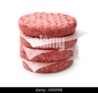 Pila di crudo fresco burger patty isolato su bianco Foto Stock